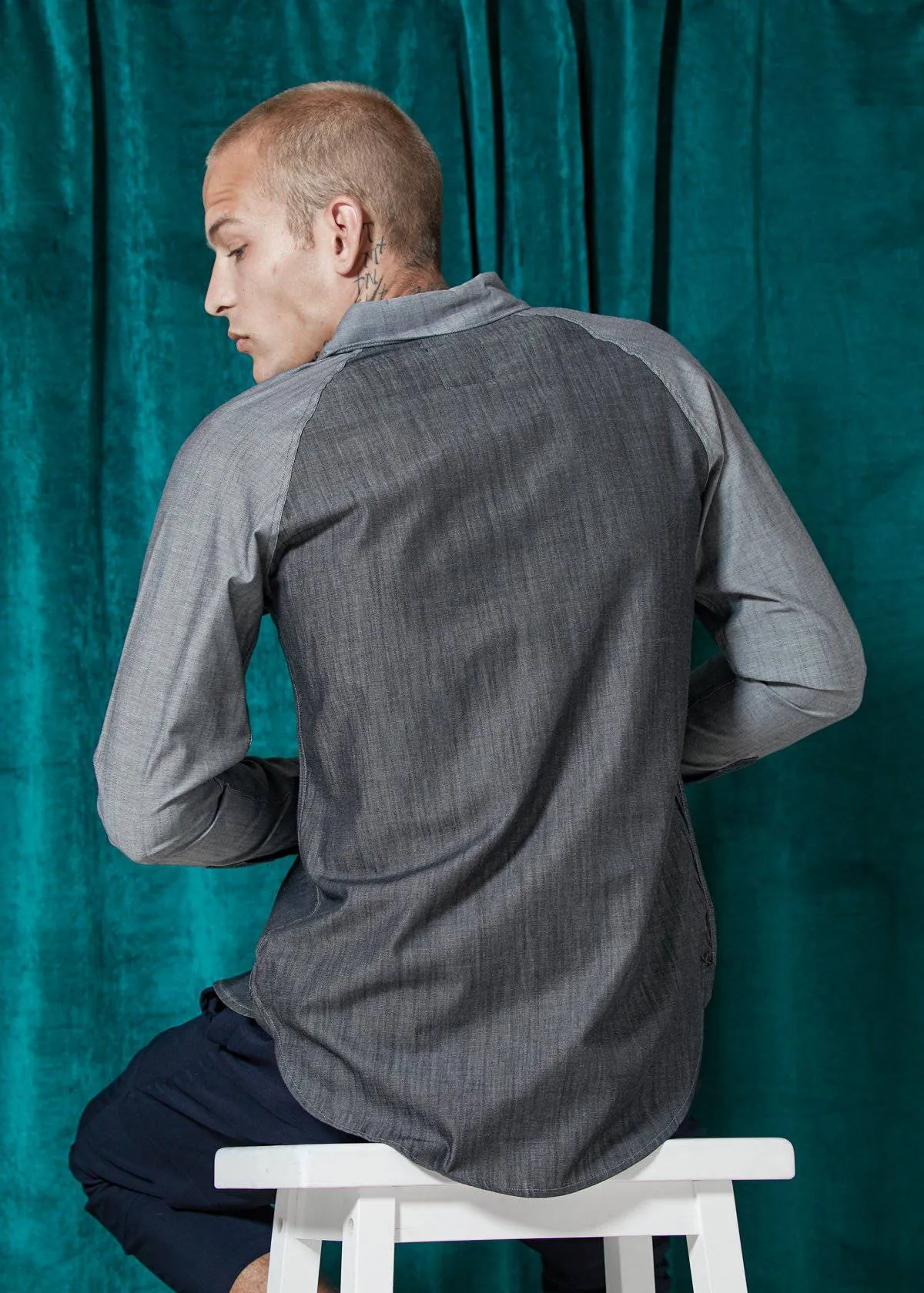 Konus Men's Button Down Raglan Shirt in Charcoal